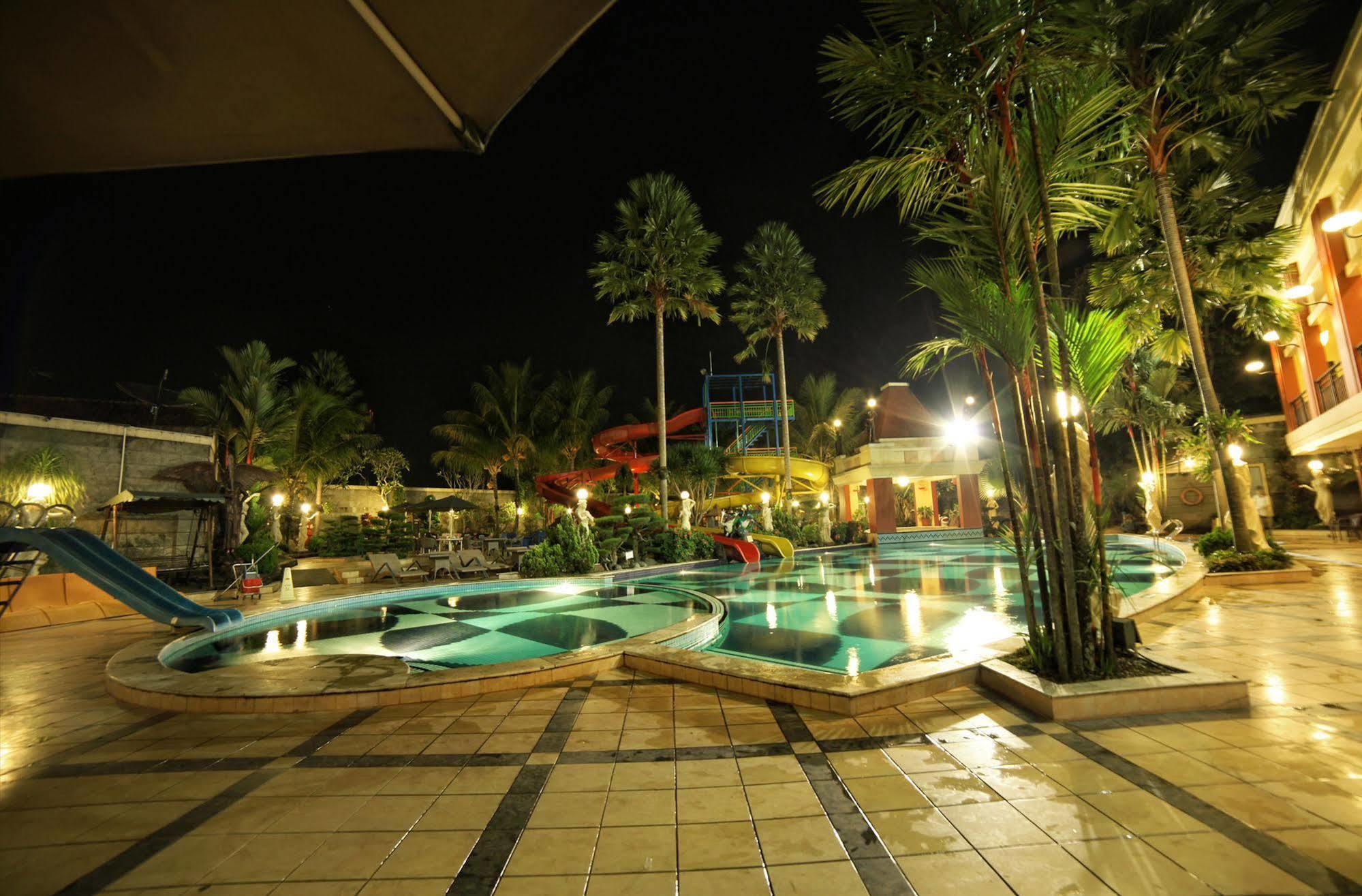 Grand Wahid Hotel Salatiga Extérieur photo