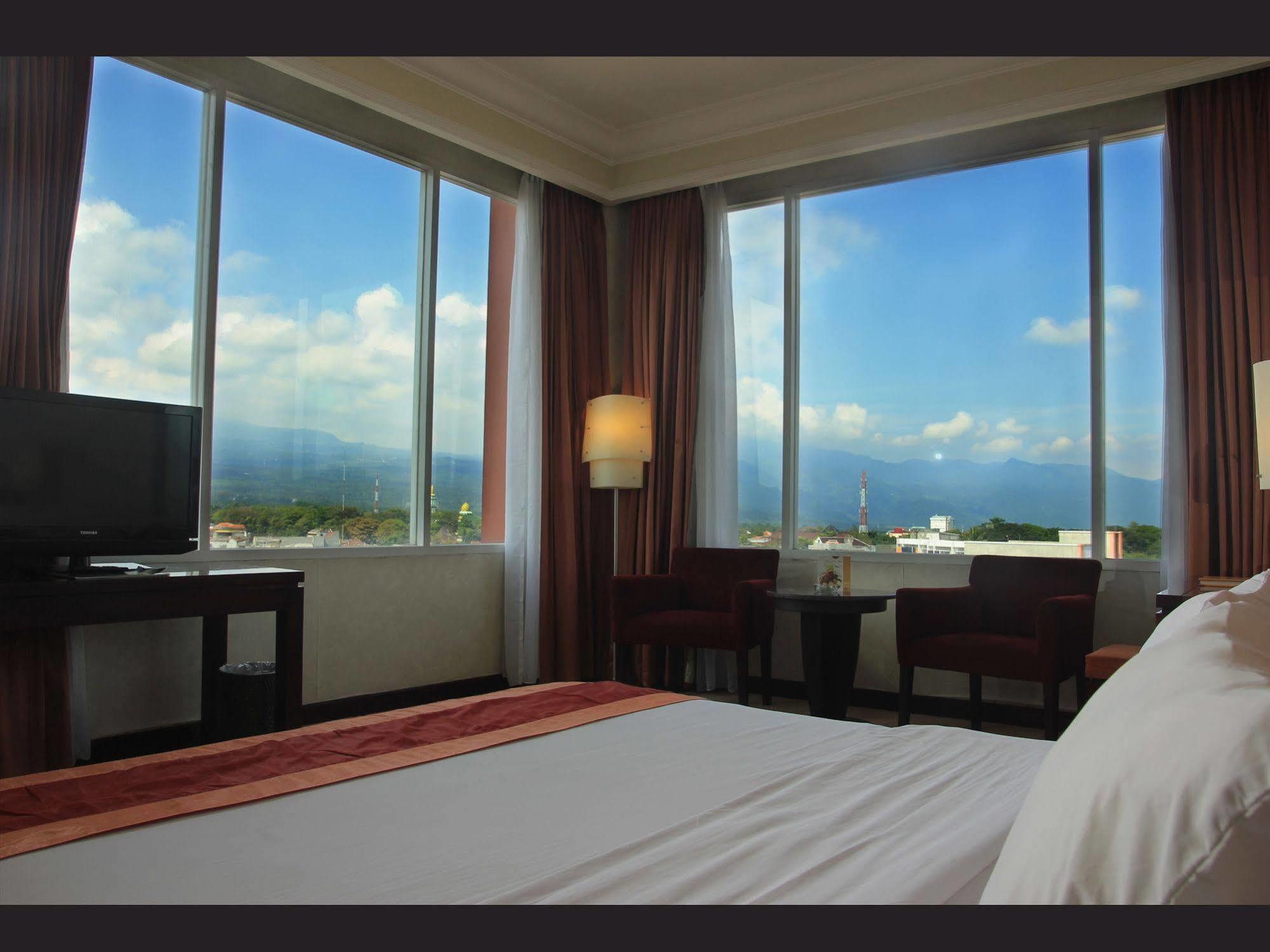 Grand Wahid Hotel Salatiga Extérieur photo