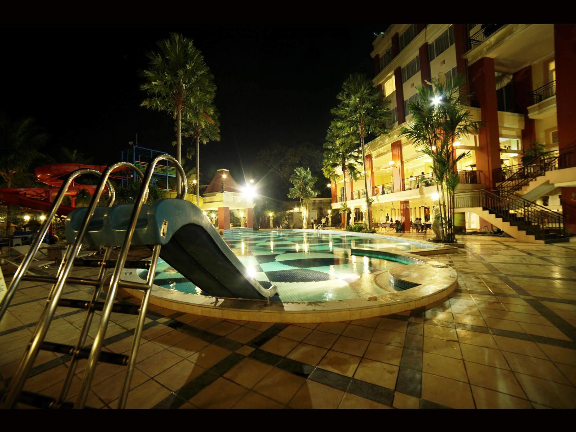 Grand Wahid Hotel Salatiga Extérieur photo